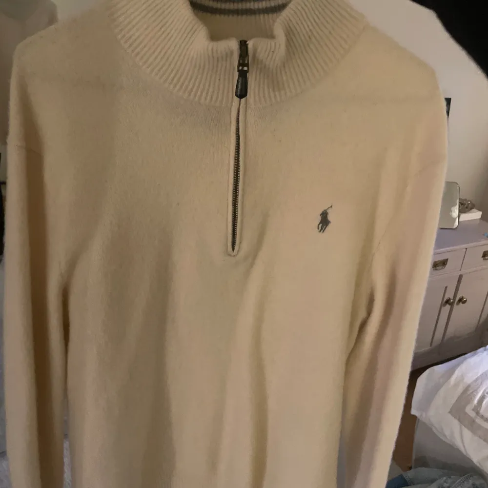 *Säljer åt min bror*. Jättefin kashmirtröja med halv zip från Ralph Lauren. Använd fåtal gånger då storleken inte passa så i mycket bra skick.🤍 Nypris 1899 kr!. Tröjor & Koftor.