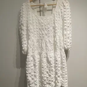 Säljer nu denna fina vita klänning som tyvärr inte passade mig. Köpt för 200kr på Plick. Märke NA-KD och storlek 36. Snörning i ryggen som går att reglera. 