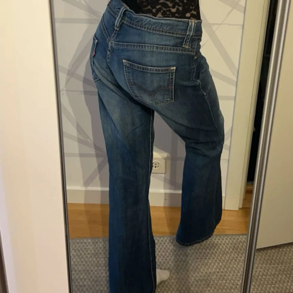 Lågmidjade Bootcut jeans från Levis, fint skick. Innerbenslängd: 80 midjemått: 36 (x2) Om du vill köpa trycker du på köp nu, jag postar inom 24h. Jeans & Byxor.