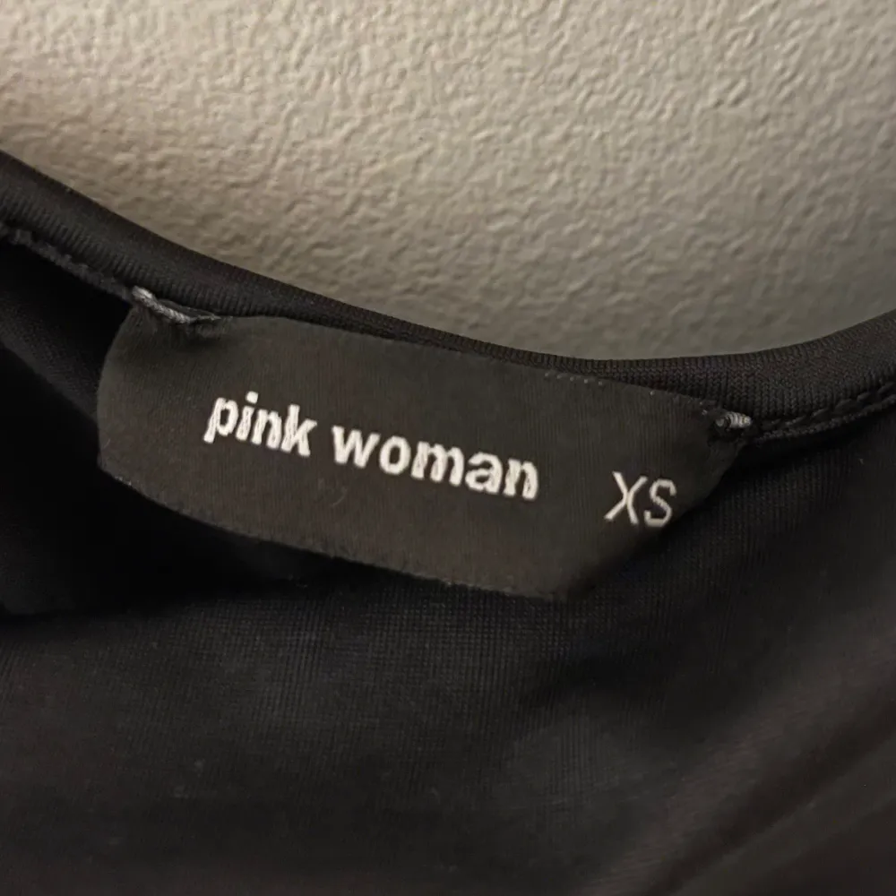 Svart klänning med slits på sidan från Pink Woman. Den är i storlek xs och sparsamt använd. Klänningar.
