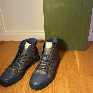 Gucci skor - Tja säljer dessa riktigt feta Gucci skor i bra skick och låda följer, målad design på sidan som ser riktigt fett ut. Hör av vid funderingar!🤙