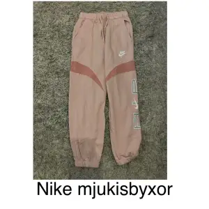 Säljer dessa Nike mjukisbyxor för att dem aldrig kommer till användning bra skick 🥰kan tänka mig sänka! 