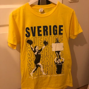 Cheerleading t shirt - En jätte fin t shirt jag köpte på dm mellersta i stöd av coed landslaget men som tyvärr var för liten. Den är bra kvalitet och jag har endast testat den.  Säljer för 200 då jag köpte den för 230. Pris kan givetvis diskuteras ❤️‍🔥