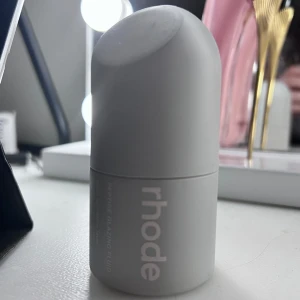 Rhode skin  - Rhode skin av Hailey Bieber glazing fluid, går ej att köpa i Sverige. Använt några gånger. 