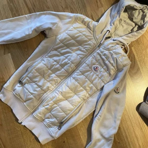 Moncler dunjacka  - Det är i storlek s har haft den i ett år använd 2 gånger, inget kvitto fick den i present 