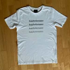 Peak performance T-shirt  - Vit Peak performance T-shirt i gott skick. Storlek 170