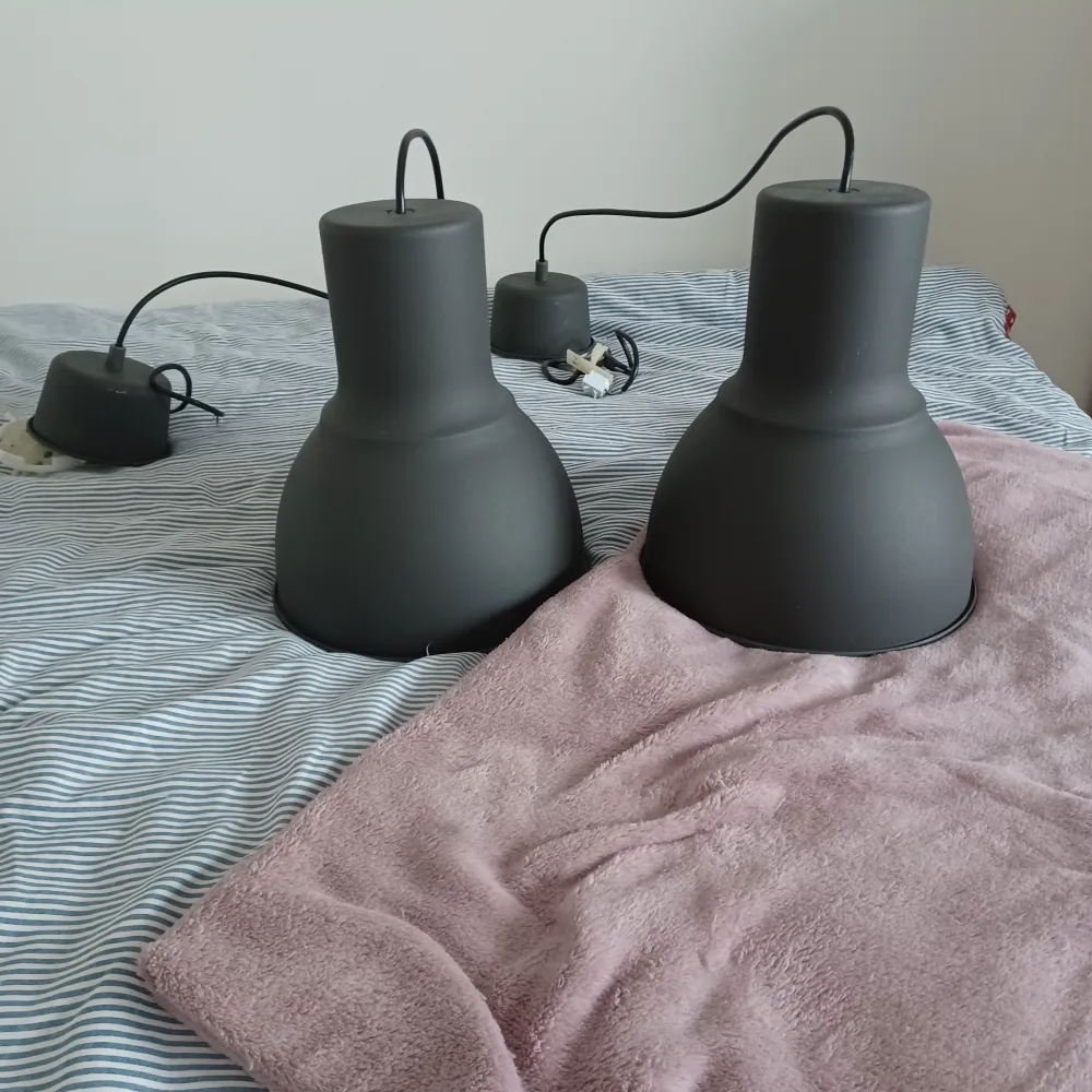 Säljer två gråa lampor som är köpta på Ikea för några år sedan.  Köpte dem för ca 299 kr styck o säljer nu BÅDA för 220. Övrigt.