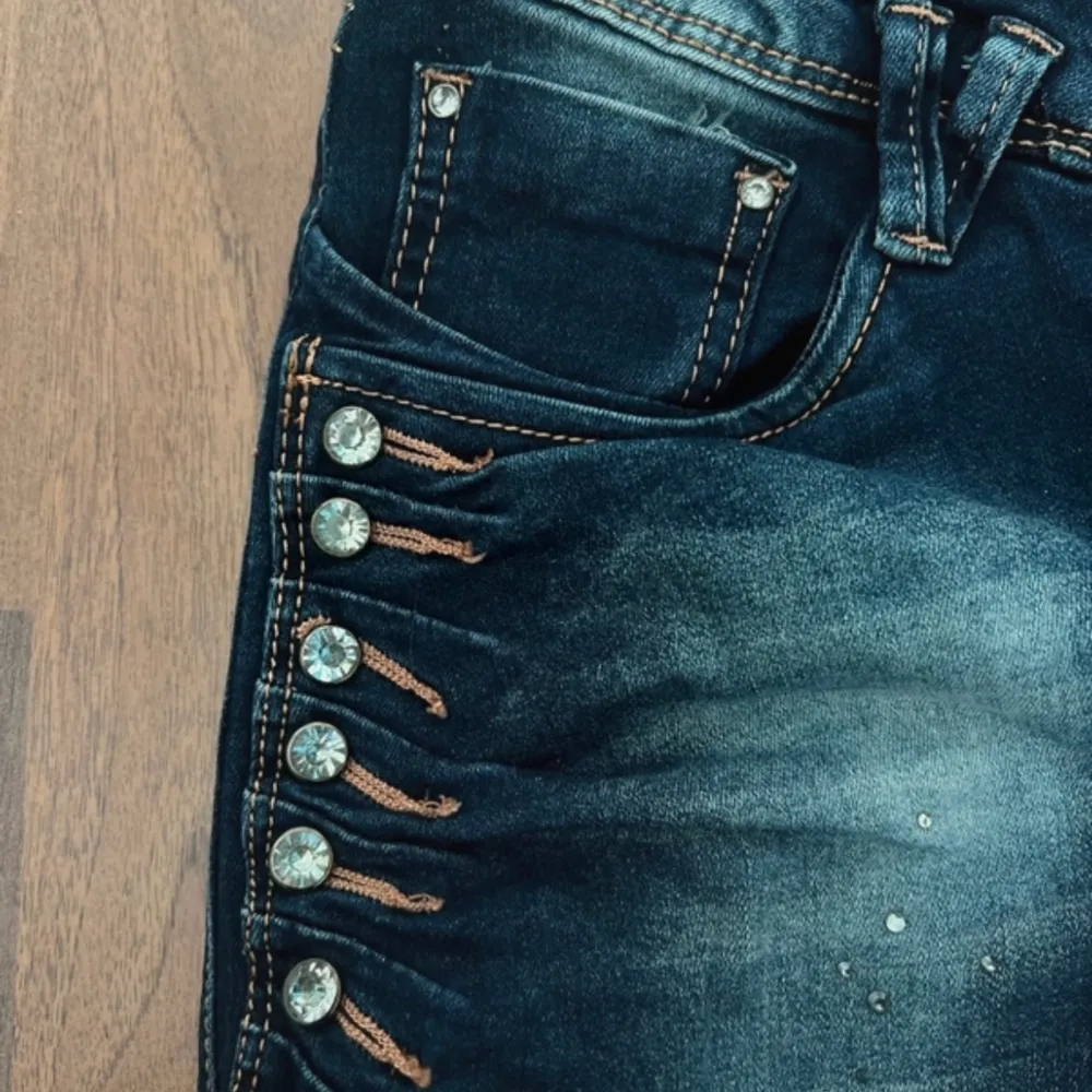 Coola vintage jeans med lågmidja och diamanter/rinestones/gems💅🏼 De är stretchiga och angivna i XL, men lite för små för mig som vanligtvis har L.  Midja till gren: 16,5cm Höft till höft: 43-46cm Midja: 85-90cm Innerben: 75cm. Jeans & Byxor.
