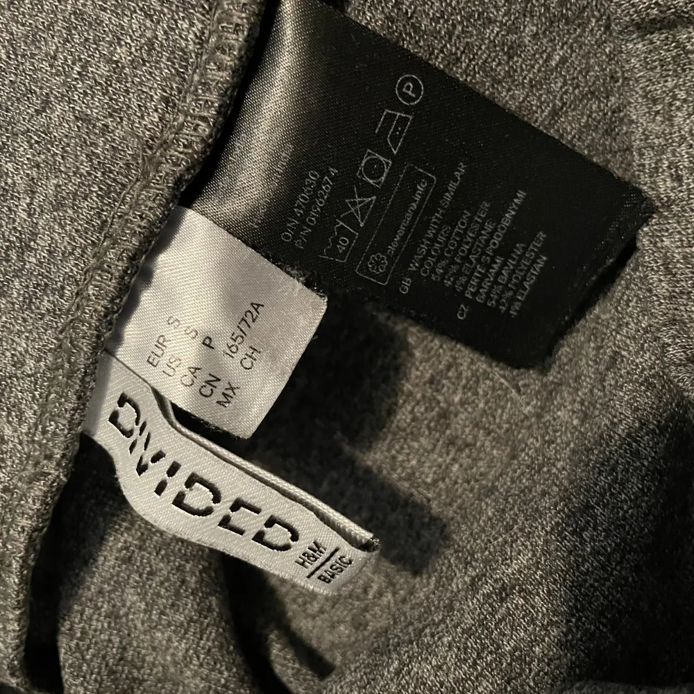 En vadlång pennkjol i grått från H&M.  -normal i storleken -stretchig -figurnära - storlek S. Kjolar.