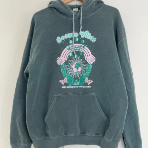 Hoodie från Urban Outfitters  - Bra skick! Fast med några små trådar här och där.  S/M i storlek