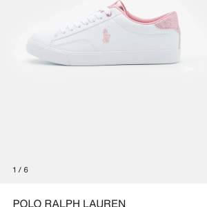 Super populära och snygga skor från Ralph Lauren st 39 men skulle säga att dom postar en 38❤️ tvättas innan jag skickar pris sänks vid snabbt köp❤️klippte för 899kr!!