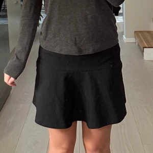 Svart kjol - Svart kjol i storlek S med dold dragkedja. Den är i bra skick