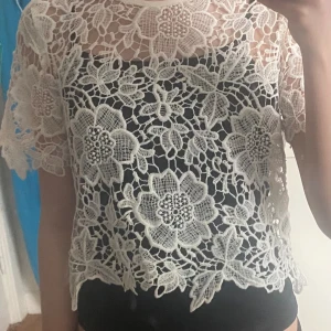 Söt spets t-shirt - Säljer en jätte gullig spets t-shirt från bikbok. Den är lite croppad så den passar jättebra över ett linne. Storlek M.