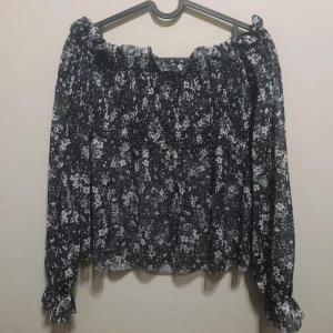 Topp - Offshoulder topp. Nyskick. Mesh material med stretch i bysten. Köpt från ginatricot. 