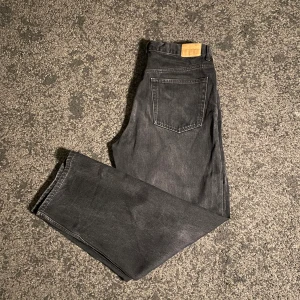 Svarta Weekday jeans - Storlek 31/34, Galaxy loose straight jeans ifrån weekday, väldigt bra skick med inga defekter, använts men ser ganska nytt.