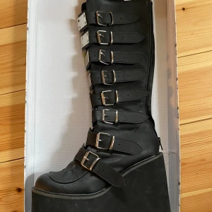 Demonia boots—Damned-318 - Jättefina demonia boots, dammed-318 som är nästan helt oanvända! Har använt dem kanske 3 ggr och är som i nyskick!:) Nypris är 1950kr och det skeppas inte till Sverige nu från hemsidan, säljer nu eftersom det är för stora på mig💕💕