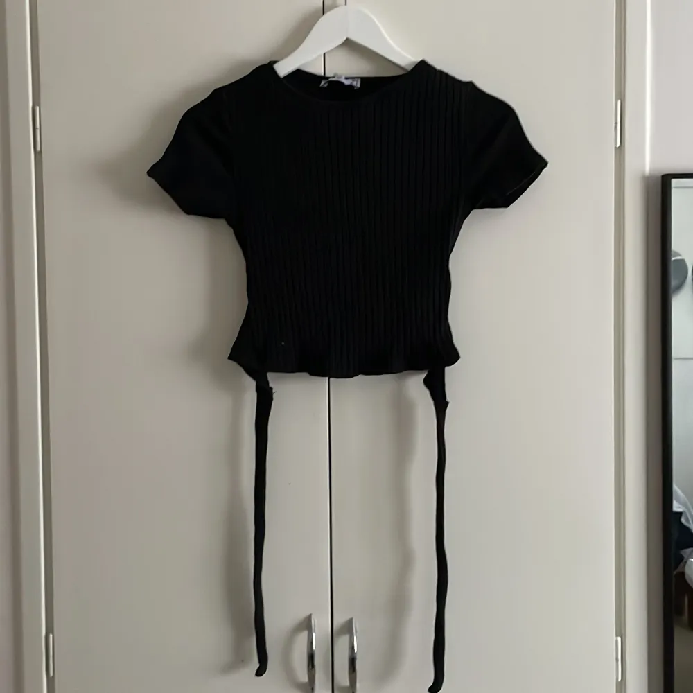 En jättefin svart tröja med snytning i ryggen i storlek S/XS⭐️ använd fåtal gånger, väldigt bra skick ⭐️. Toppar.