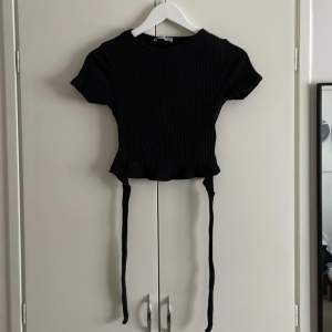 En jättefin svart tröja med snytning i ryggen i storlek S/XS⭐️ använd fåtal gånger, väldigt bra skick ⭐️