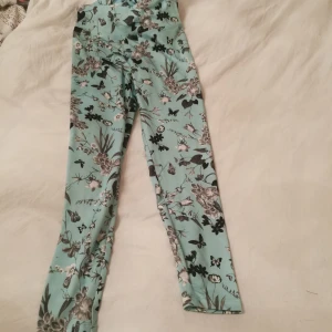 Tränings byxor Rönnisch  - Nya tränings tights i märket Rönnisch Nya utan tagg Storl S Katt finns i hemmet 