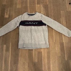 Gant sweatshirt grå  - Säljer min gant tröja som är inprincip aldrig använd. Passar som både xs och liten S. För ytligare frågor och funderingar kontakta gärna säljaren!