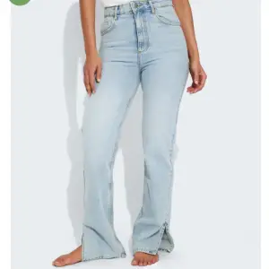 Långa och raka jeans från bikbok med slits nedtill, passar mig bra som är 178. 