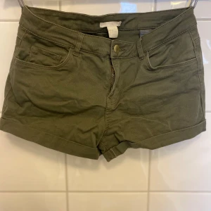 Shorts  - Knappt använda men knappen fram har blivit skavd, syns på storleks bilden