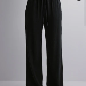 Svarta linnebyxor - Säljer pga att de inte passar på mig. Väldigt bra skick, aldrig använda. Storlek 32. Köpt för 599kr.
