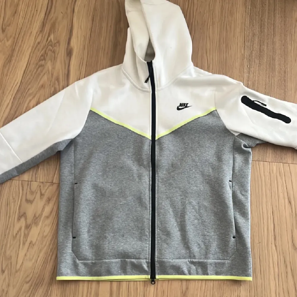 Nike tech fleece storlek L använd 2 gånger. Hoodies.