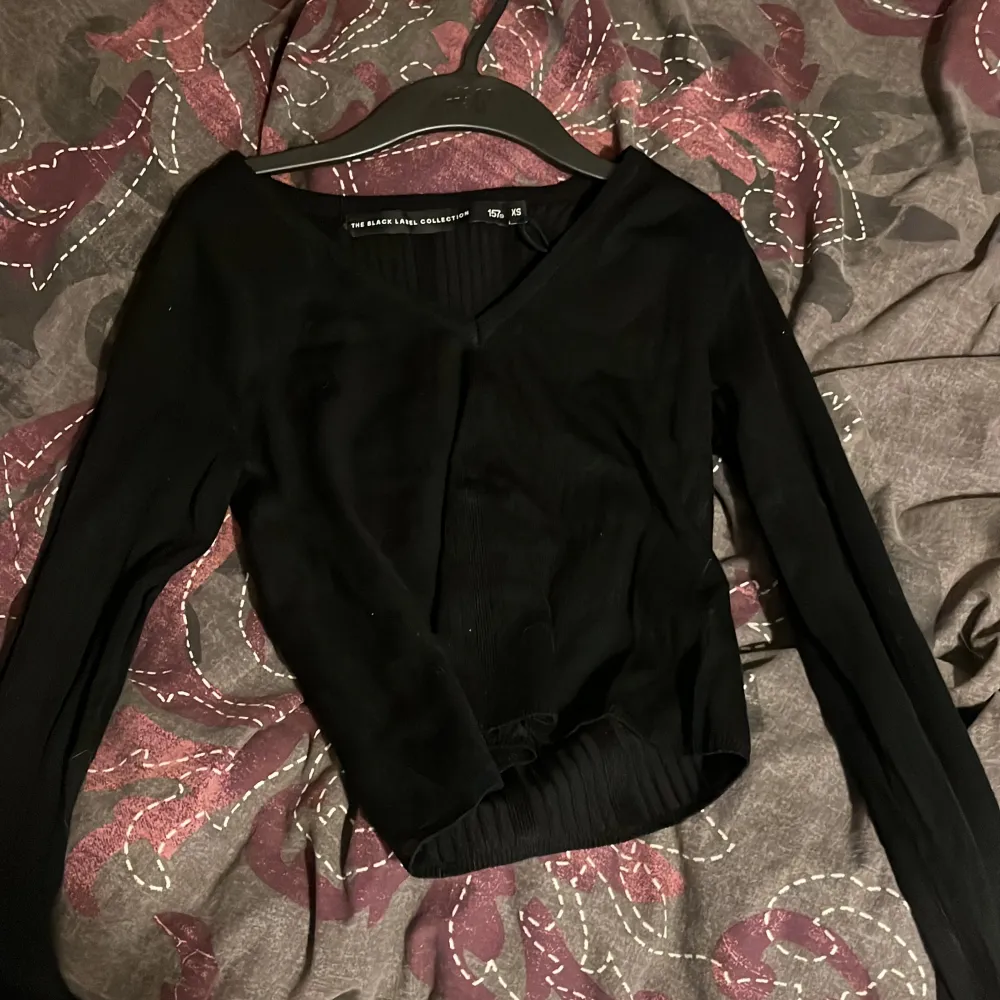 Det är en tröja från lager 157 jag säljer den för att den är för liten på mig men den är as snygg på och är väldigt stretchig och sitter ganska tajt❤️. Blusar.