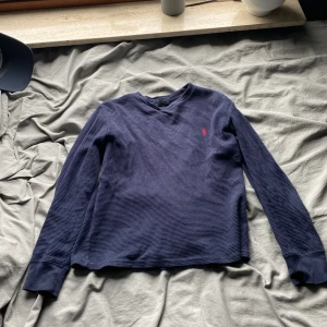 Polo Ralph lauren  - Säljer en polo ralph lauren tröja eftersom den har blivit för liten. Är L i barn storlek men sitter  lite  eftersom jag köpte den i usa. Nypris:899 Säljer den för 350kr priset går att diskutera vid snabb affär👍🏽
