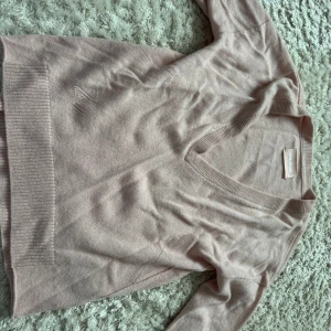 Rosa stickad zadig tröja  - En ljusrosa snyggt v-ringad kashmirtröja med blixtar på ärmar från zadig och Voltaire