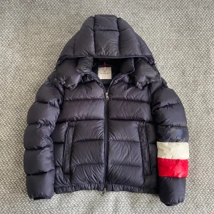 Moncler Willm - Säljer nu min fräscha märklbåa Moncler Willm jacka. Jackan är i superfint skick 9/10, små stretchmarks under märket (bild 3). Jackan är i storlek 2 vilket motsvarar storlek S/M. Självklart autentisk. Hör gärna av dig vid frågor eller fler bilder😁👊🏽