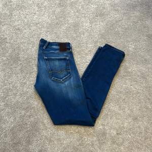 Säljer nu dessa tvär feta replay hyperflex jeans som är i toppskick👖storlek 30/34 Pris 549kr skick 9/10🙈🍾🍾