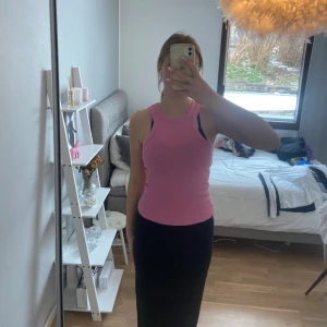 Rosta linne  - Rosa linne från noisy may köpt på veromoda. Skit snygg och färgglad men använder tyvär inte så mycket. Skriv gärna vid frågor eller fler bilder💕