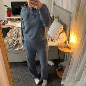 Super fint och skönt pyjamas/lounge set som aldrig använts, byxorna är relativt lågmidjade och går ner till marken på mig som är 175cm lång 