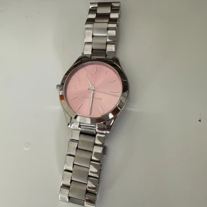 oanvänd micheal kors klocka - oanvänt och i perfekt skick. officiell. kontakta om du har frågor eller vill diskutera pris 🫶🏻KÖP EJ UTAN ATT KONTAKTA FÖRST‼️
