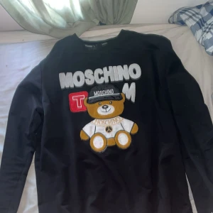 Moschino tröja - Säljer den här för att ja rensar min garderob. Köpte den för 3000. Skick 9/10 pris kan diskuteras vid snabb affär. Det är bara o kontakta mig via plick om ni ha nå fråger.