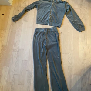 Gina Young mjukis set - Jätte snyggt och skönt set från Gina Young i storlek 146/152 nypris ca 350kr men jag säljer den för 199kr (pris kan diskuteras)