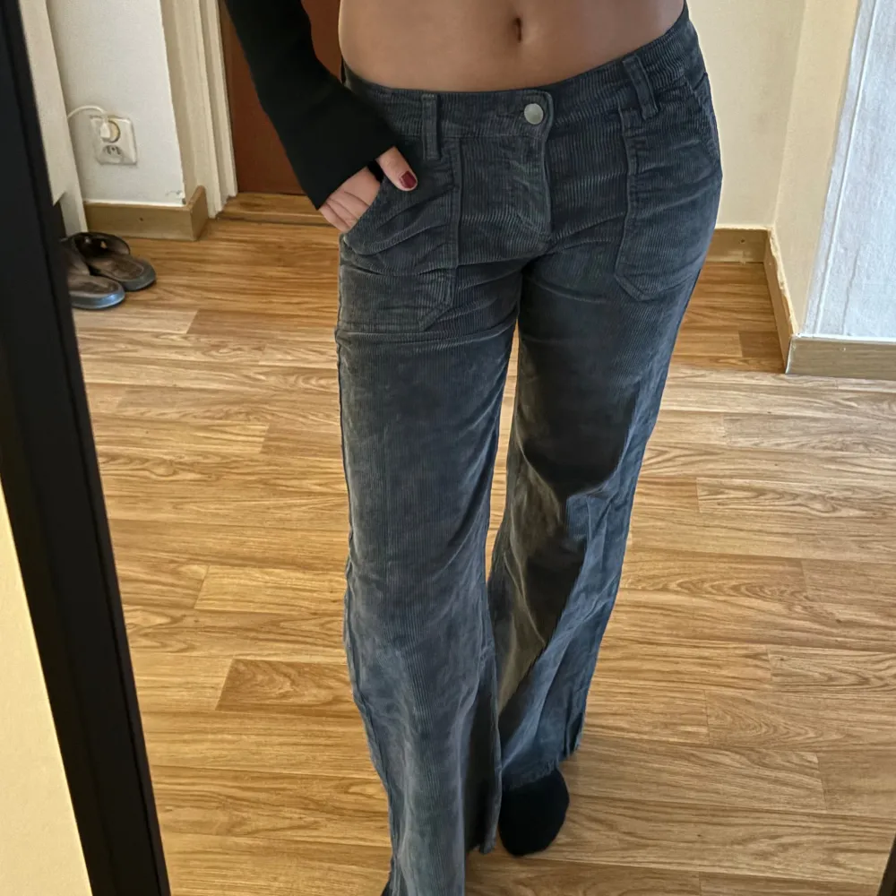 Säljer ett par unika grå/gröna jeans i storlek XS med mönster på tyget. Perfekta för en trendig och uttrycksfull look. Jeansen är i bra skick och redo för en ny ägare.. Jeans & Byxor.