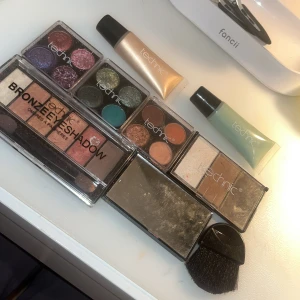 Smink - Smink från technic. En highlighter, colour corrector, stor ögonskuggepallett, miniborste, eyebrow powder o 3 mindre ögonskuggepalletter. !!!SÄLJER INTE LÄNGRE SPEGELN!!! Allt är lite använt. Ska rengöra allt. Kolla min profil💞