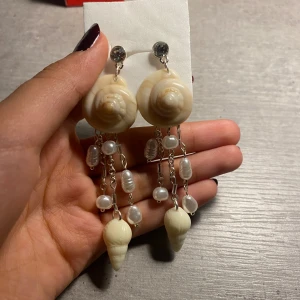 Örhängen  - Somriga örhängen, perfekta för stranden🤩 Ord. Pris: 120kr