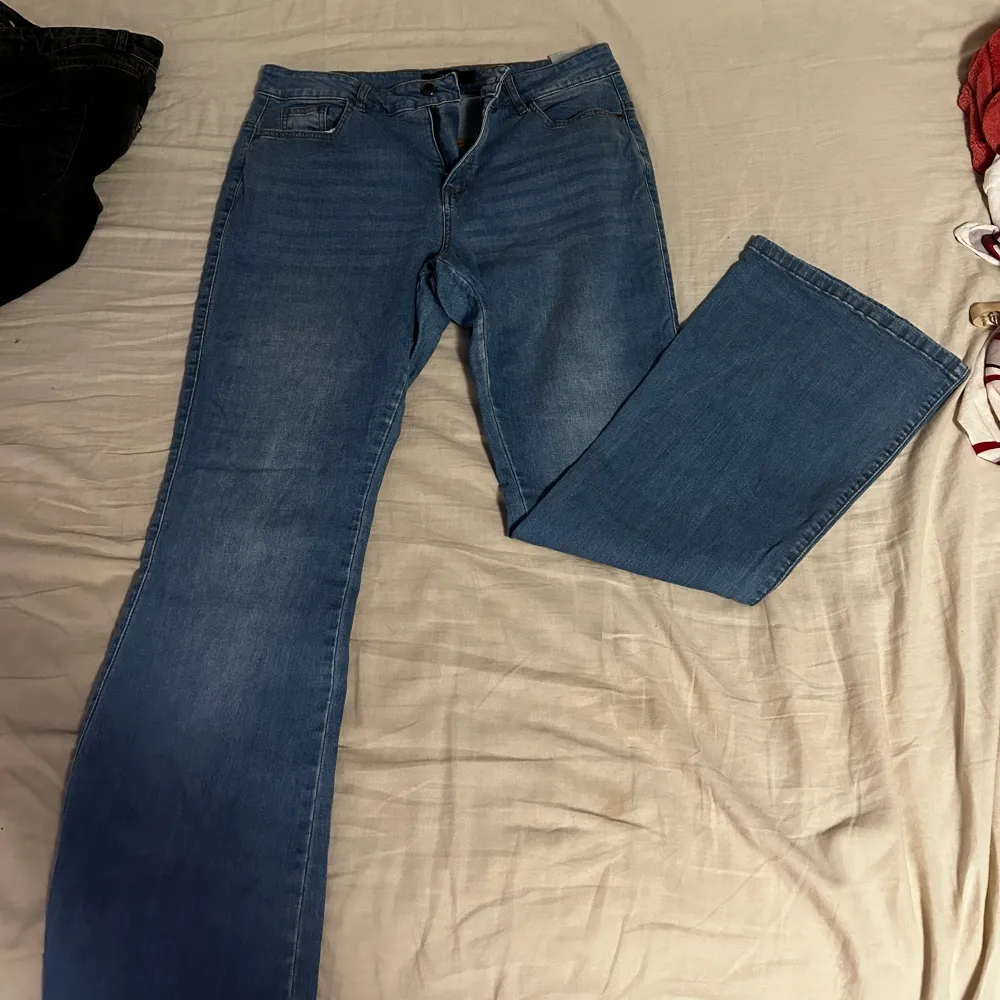 Fina blåa bootcut jeans ifrån zizzi(knappt använda!) strl 44. Jeans & Byxor.