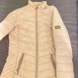 Barbour jacka - Säljer denna fina barbour jackan i strl S, bra skick. Går att använda under båda hösten och våren. Använd några gånger💗  Pris går att diskutera!   Beige/ ljusrosa 💞