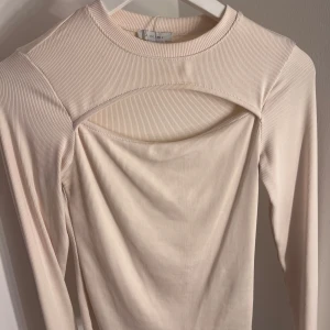 Beige tröja  - Säljer den här tröjan som är öppen vid brösten! Den är i storlek XS men eftersom den är väldigt stretchig så  funkar den till S och M 