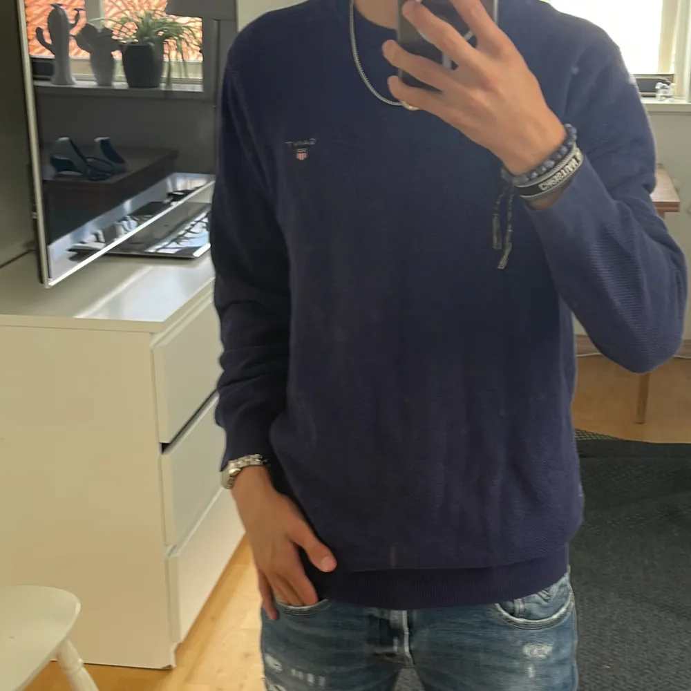 Säljer nu denna feta Gant Crewneck/Sweatshirt till ett riktigt billigt pris 🤩 Tröjan är använd men bra skick😁 Nypris på CareofCarl är just nu 1299 kr. Hör av er vid funderingar!  Mitt pris: 499 kr. Hoodies.