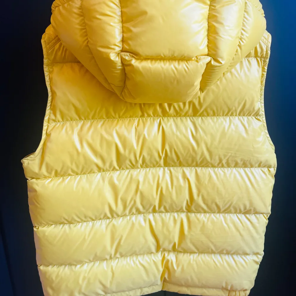 Moncler Väst med luva i storlek 3 passar M. Fint skick men har något litet märke. . Jackor.