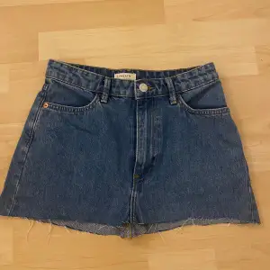 Kort jeans kjol ifrån Lindex ! Aldrig använt då den är för liten på mig 