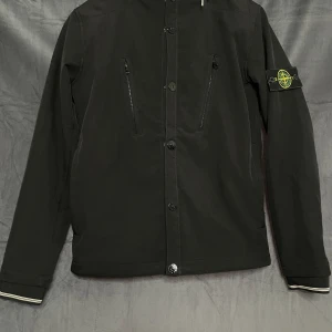 Stone Iland soft Shell  - Säljer denna fina jacka eftersom jag inte använder den längre. Köpte den som äkta men QR koden visar annat därför de billiga priset. Kontakta gärna vid frågor  Nypris (real): 7000kr