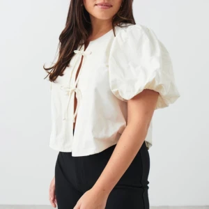 Vit blus  - Vit blus från Gina storlek Xs. Använd 1 gång 