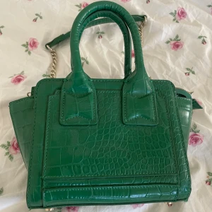 Grön Zara väska 🤎 - Säljer denna väska från Zara då den inte kommer till användning för mig 🤎Slutsåld på hemsidan!! 